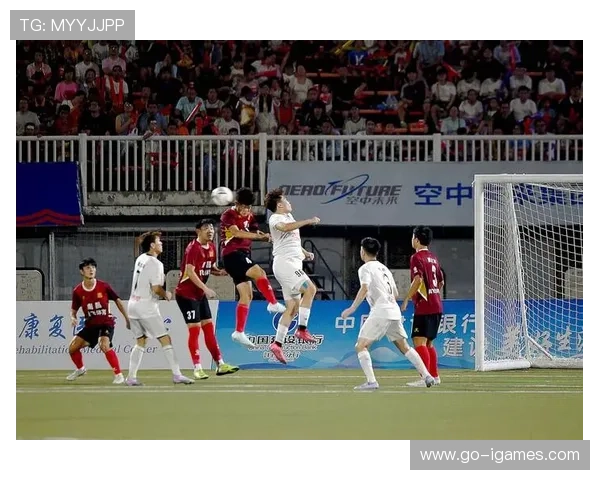 球迷看台突发医疗事件，比赛中断10分钟获全场掌声