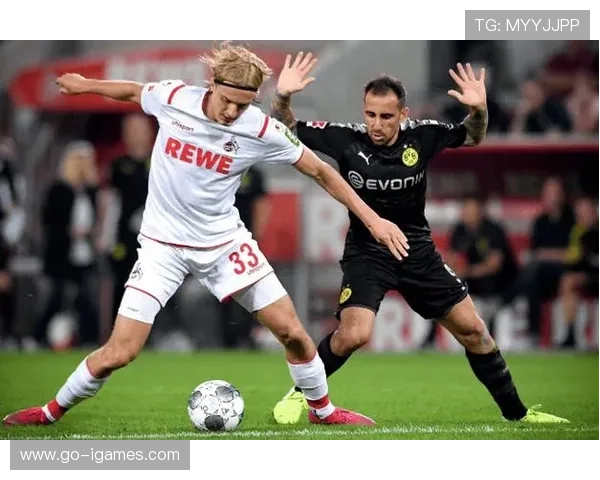 洛里昂1-2里昂，客队技术优势掌控比赛节奏。