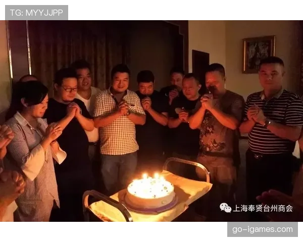 现场球迷为过生日的球队老板齐唱生日歌