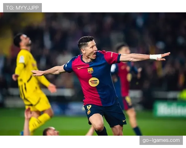 终场哨响，36岁的莱万多夫斯基独自坐在诺坎普草皮上